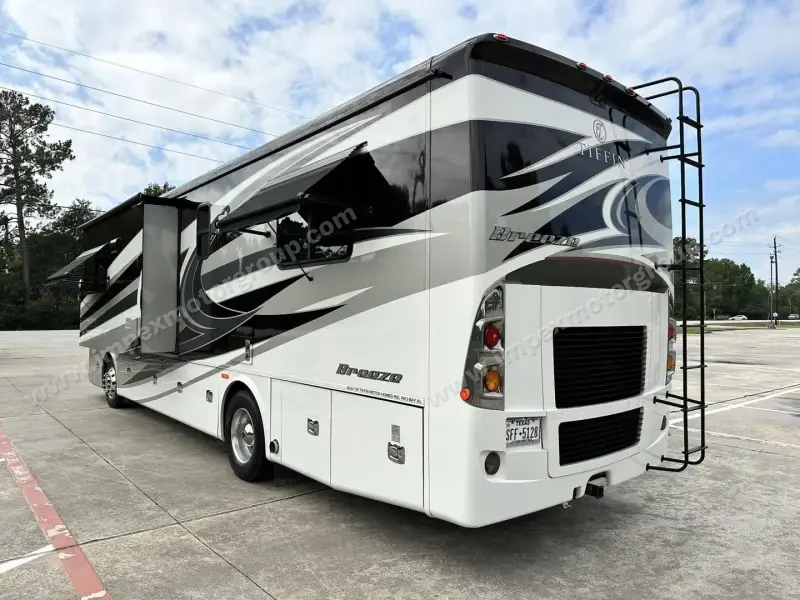 2017 Tiffin Allegro Breeze 32BR photo 8