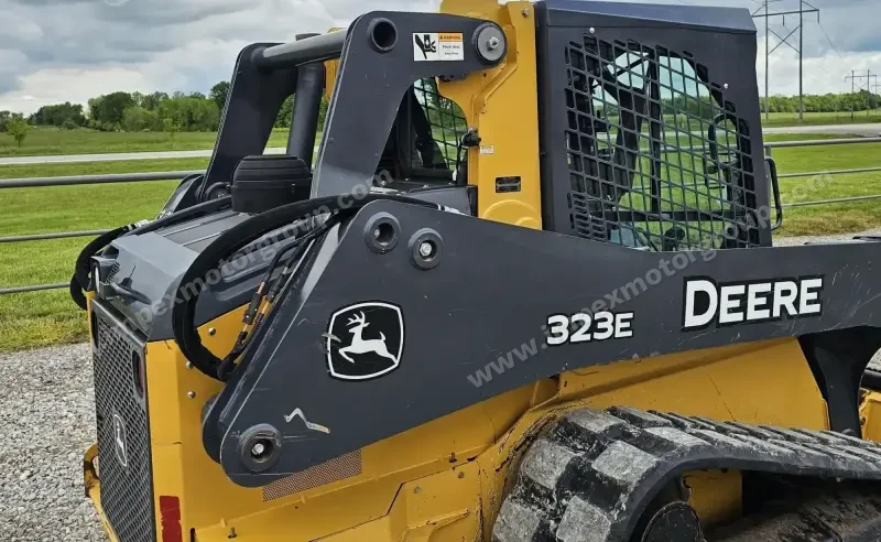 2016 John Deere 323E photo 2