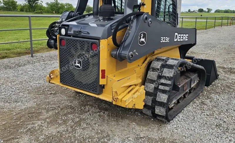 2016 John Deere 323E photo 11