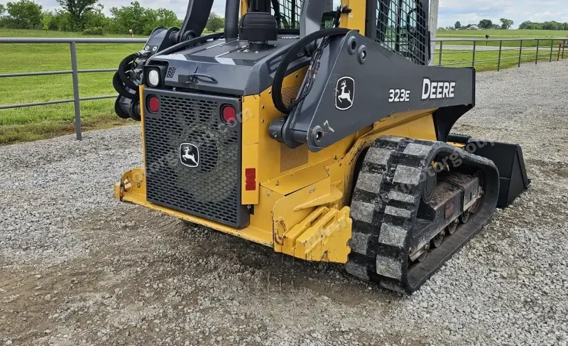 2016 John Deere 323E photo 9