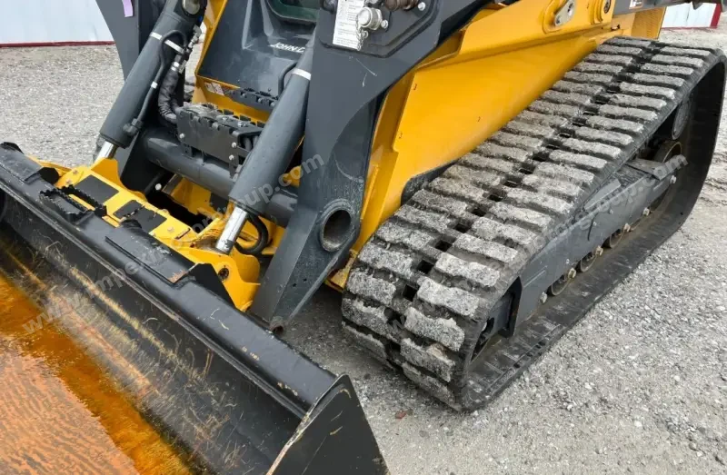 2016 John Deere 333G photo 11