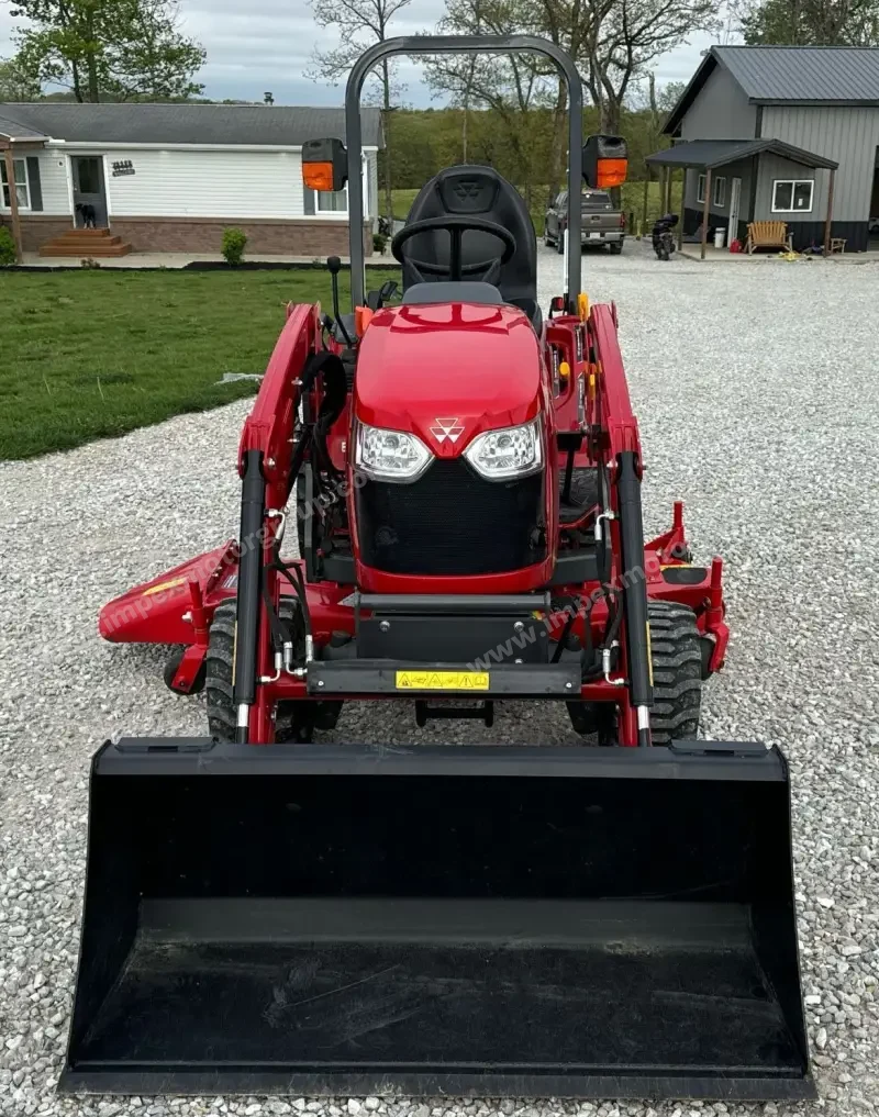 2021 Massey Ferguson GC1723 photo 2