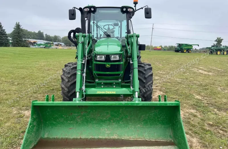 2020 John Deere 5125R MFWD photo 3